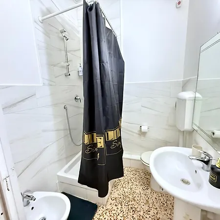 Netflix - Vicino Al Centro - Via Rometta 3* 사수올로